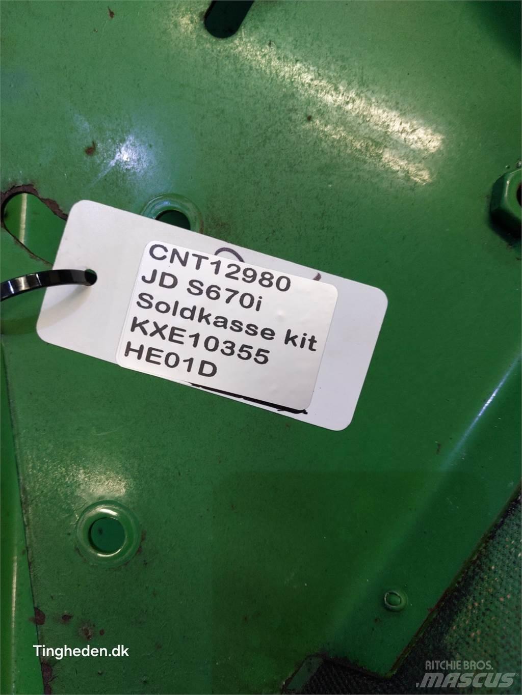 John Deere S670 Sypače písku a soli