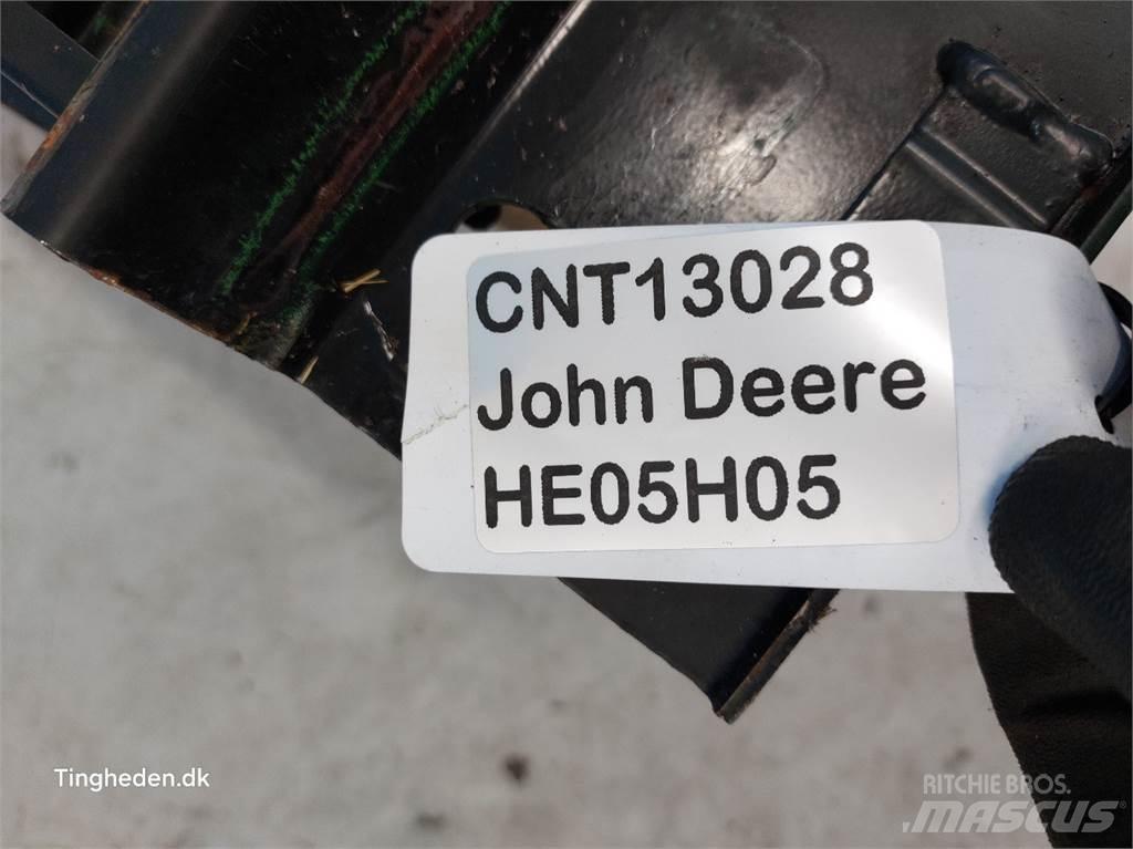John Deere S670 Sypače písku a soli