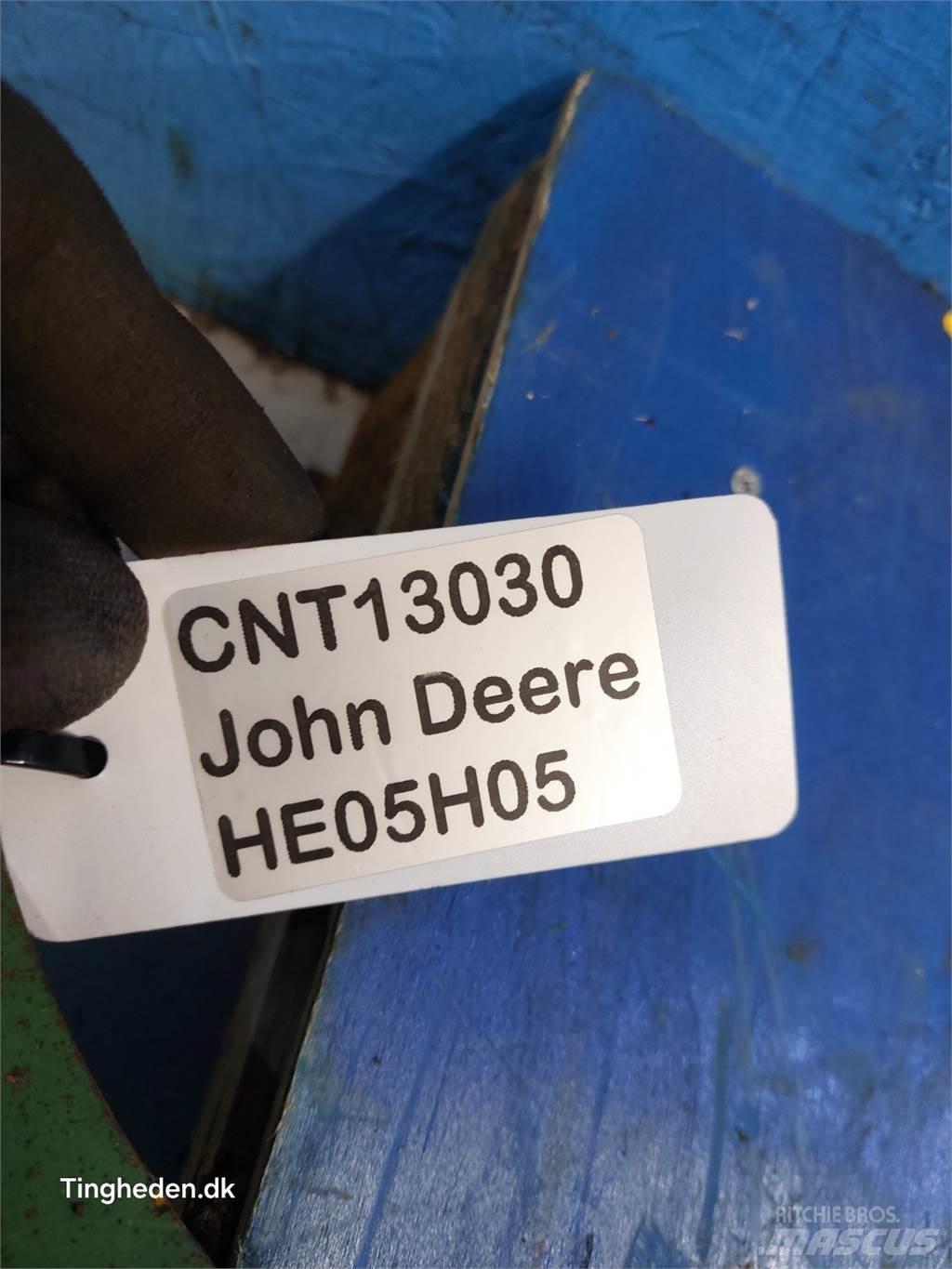 John Deere S670 Sypače písku a soli
