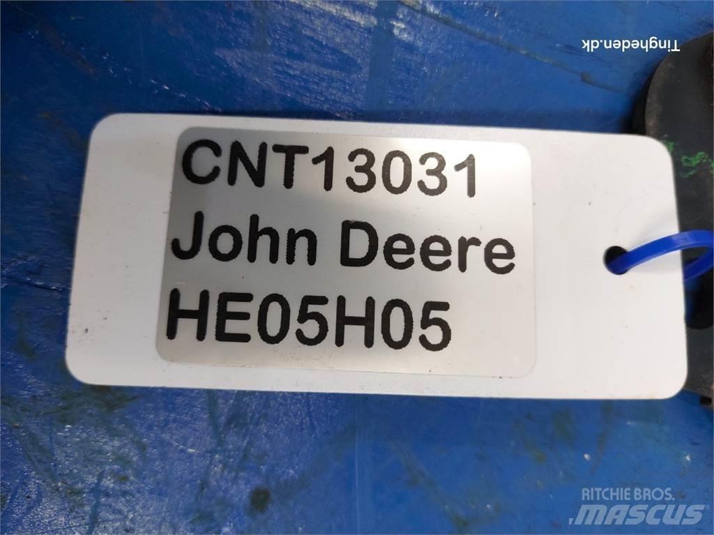John Deere S670 Sypače písku a soli