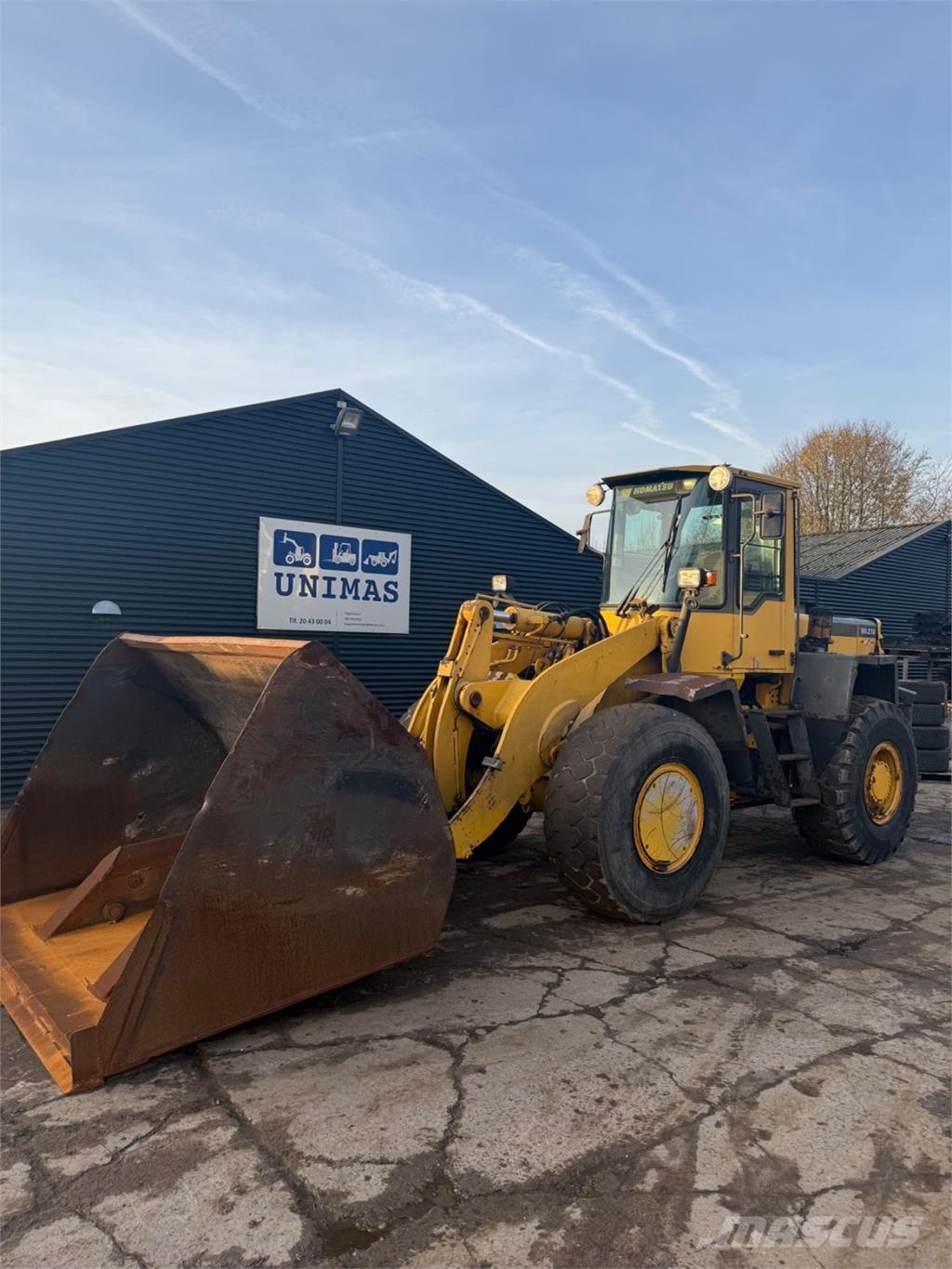 Komatsu WA270-3 Kolové nakladače