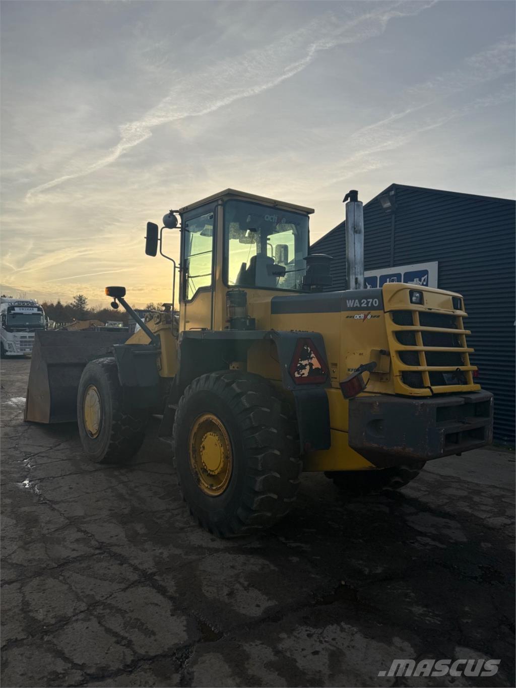 Komatsu WA270-3 Kolové nakladače