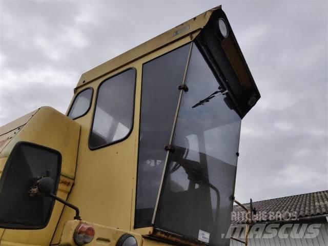 New Holland 1550 Kabiny a interiér