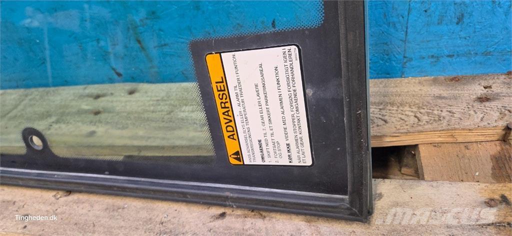 New Holland 8970 Kabiny a interiér