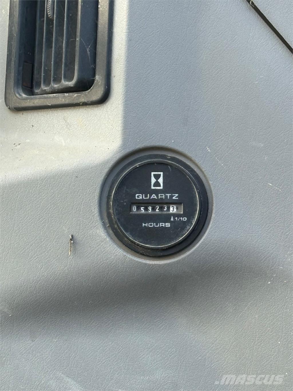 New Holland E305 Pásová rýpadla