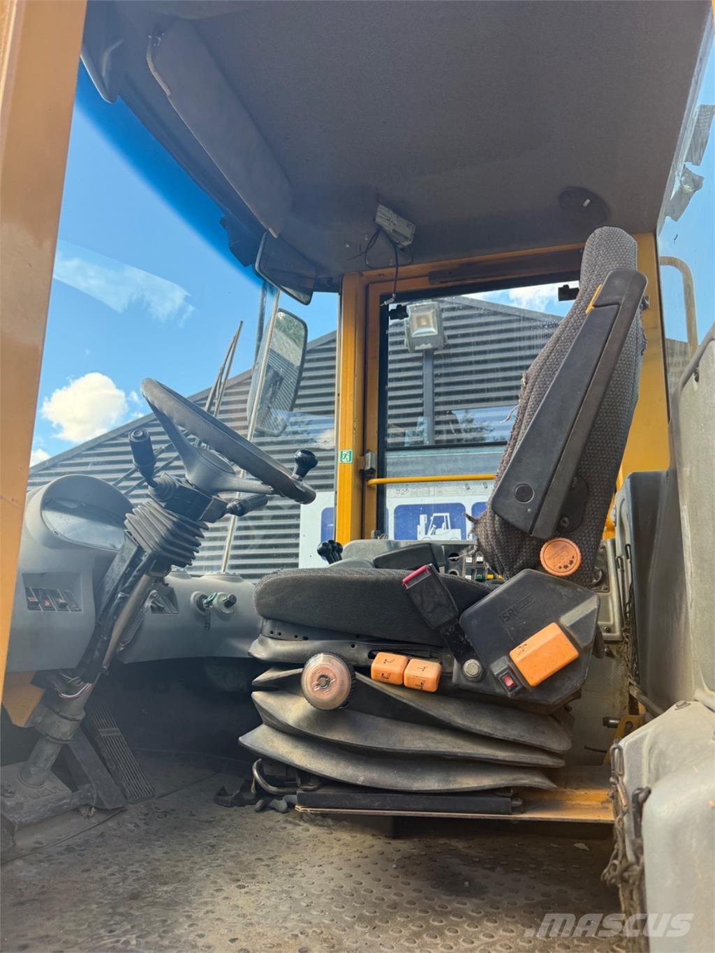 Volvo L90E Kolové nakladače