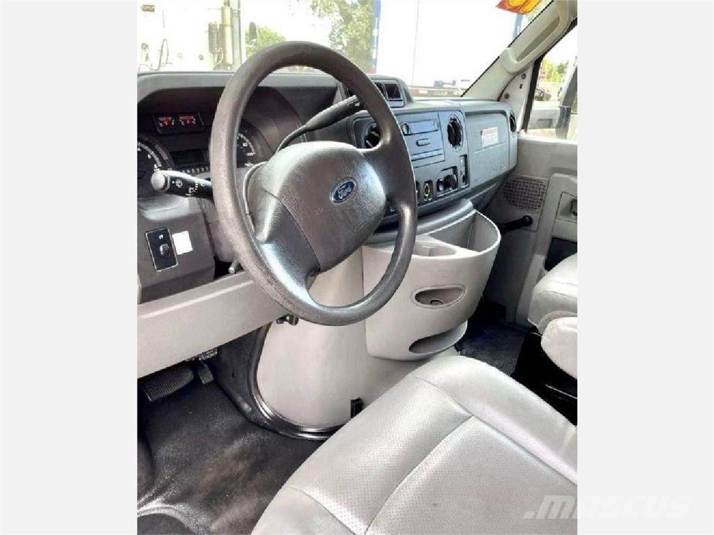 Ford E-350 Skříňová nástavba