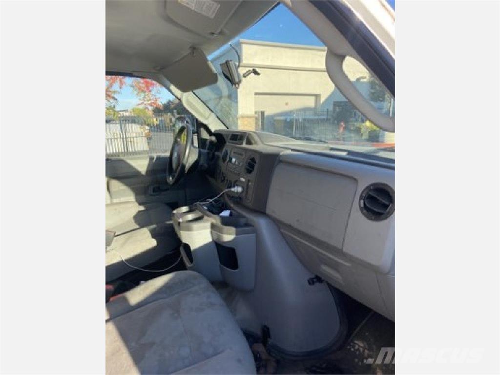 Ford E350 Skříňová nástavba