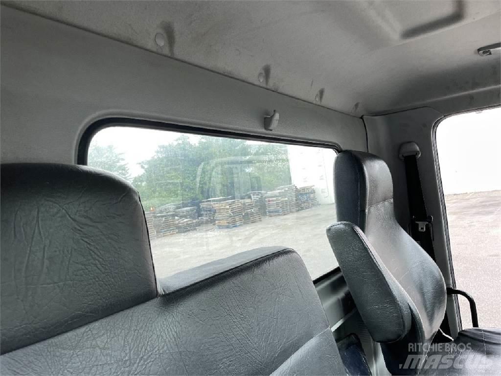 Hino 338 Nákladní vozidlo bez nástavby