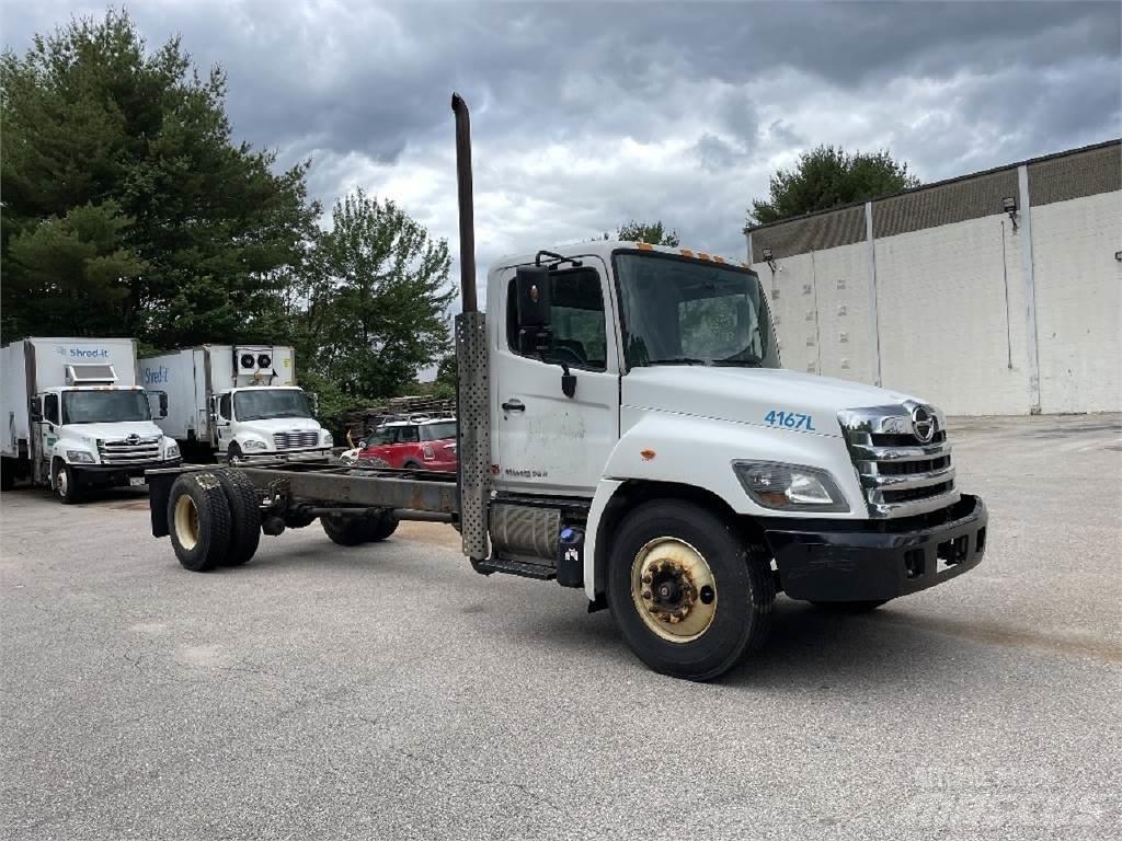 Hino 338 Nákladní vozidlo bez nástavby
