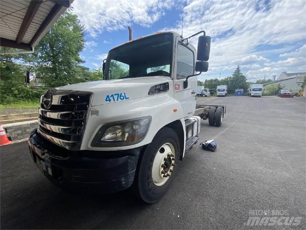 Hino 338 Nákladní vozidlo bez nástavby