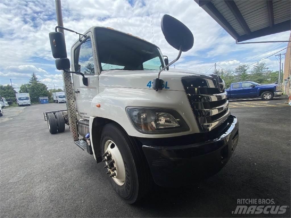 Hino 338 Nákladní vozidlo bez nástavby