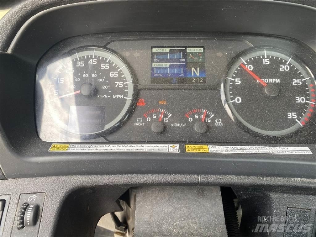 Hino 338 Nákladní vozidlo bez nástavby