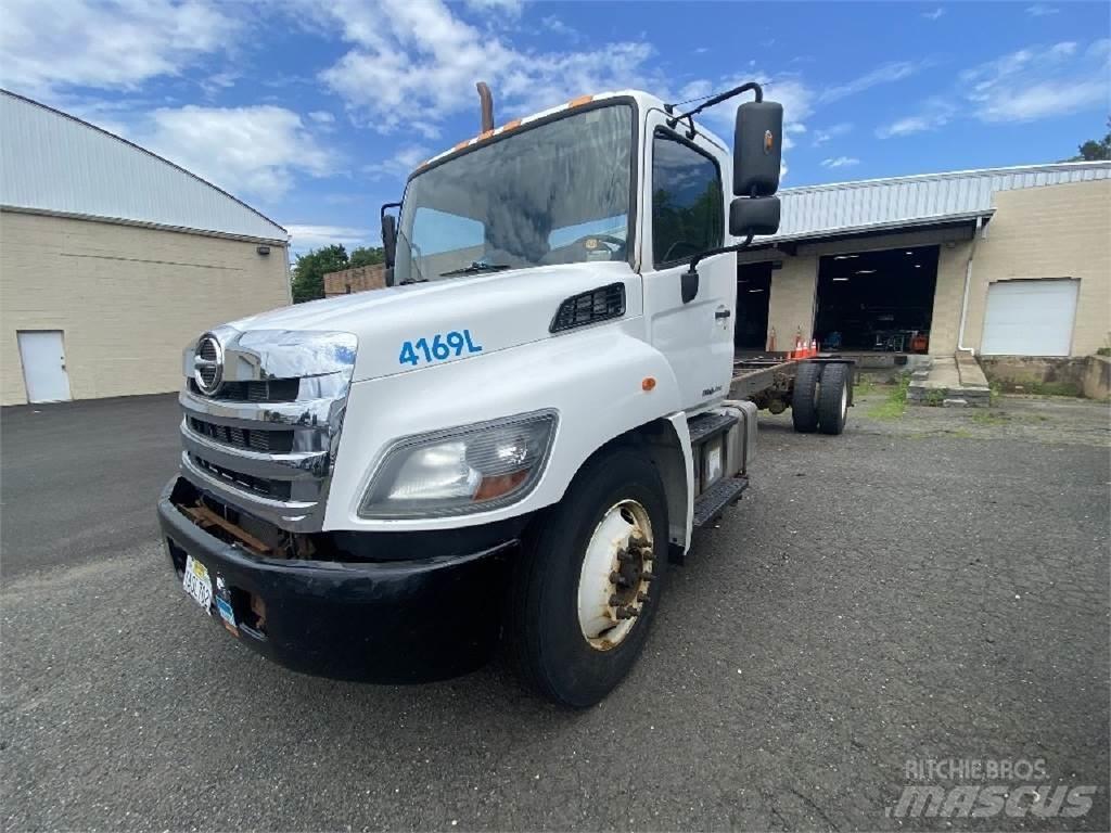 Hino 338 Nákladní vozidlo bez nástavby