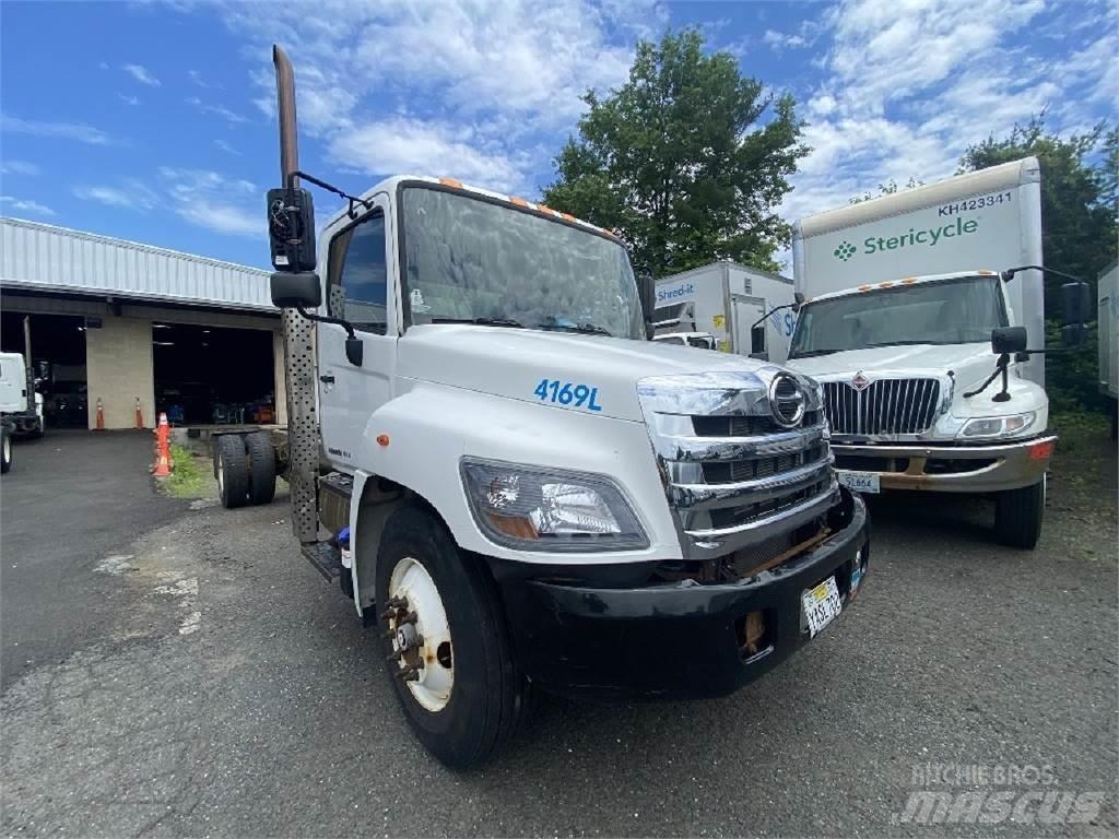 Hino 338 Nákladní vozidlo bez nástavby