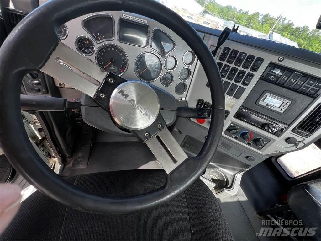Mack CXU613 Tahače