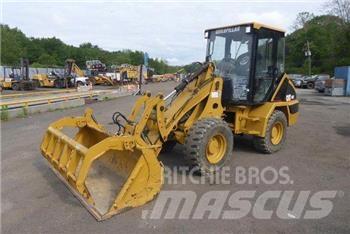 CAT 902 Kolové nakladače