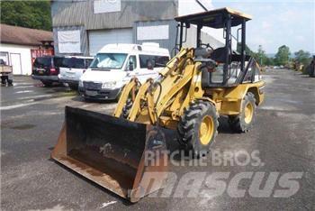 CAT 902 Kolové nakladače