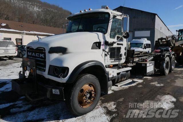 Mack CV713 Nákladní vozidlo bez nástavby