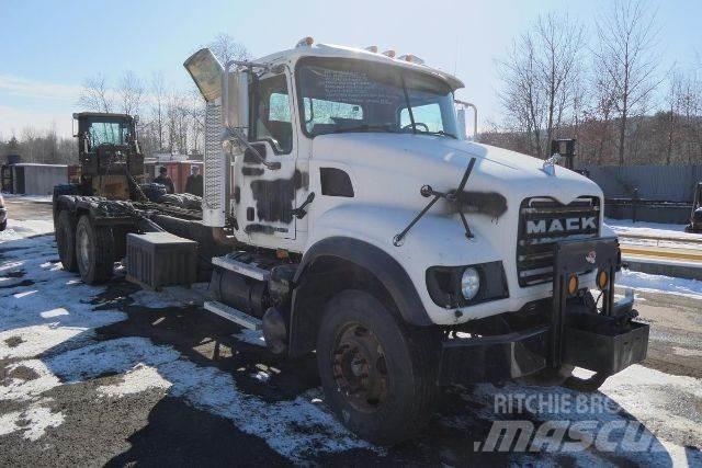Mack CV713 Nákladní vozidlo bez nástavby
