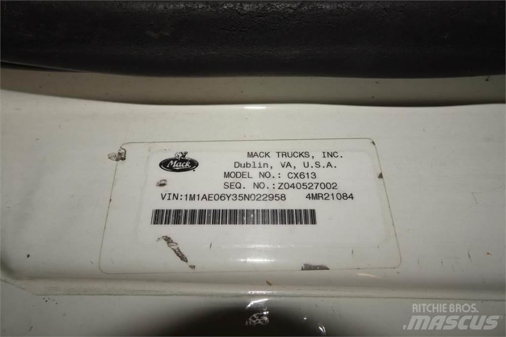 Mack CX613 Nákladní vozidlo bez nástavby