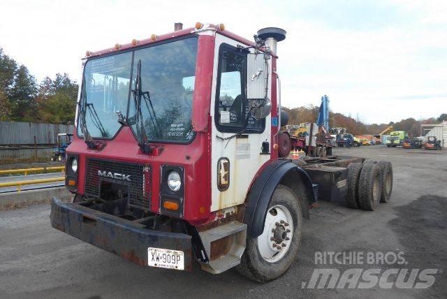 Mack MR688S Nákladní vozidlo bez nástavby