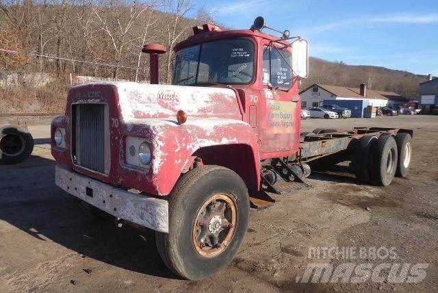 Mack R611 Nákladní vozidlo bez nástavby