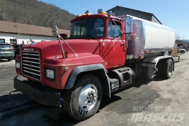 Mack RD690P Cisternové vozy