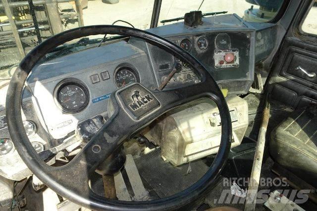 Mack RD690S Kabiny a interiér