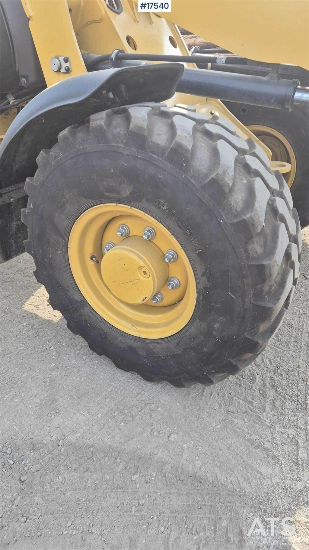 CAT 906M Kolové nakladače