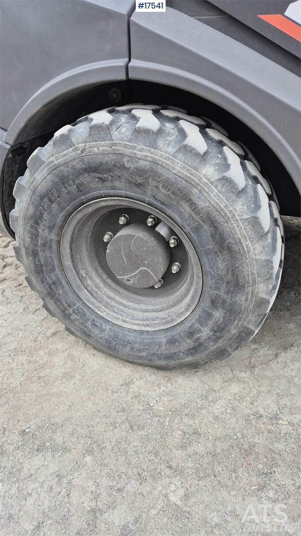 Hitachi ZW 75 Kolové nakladače