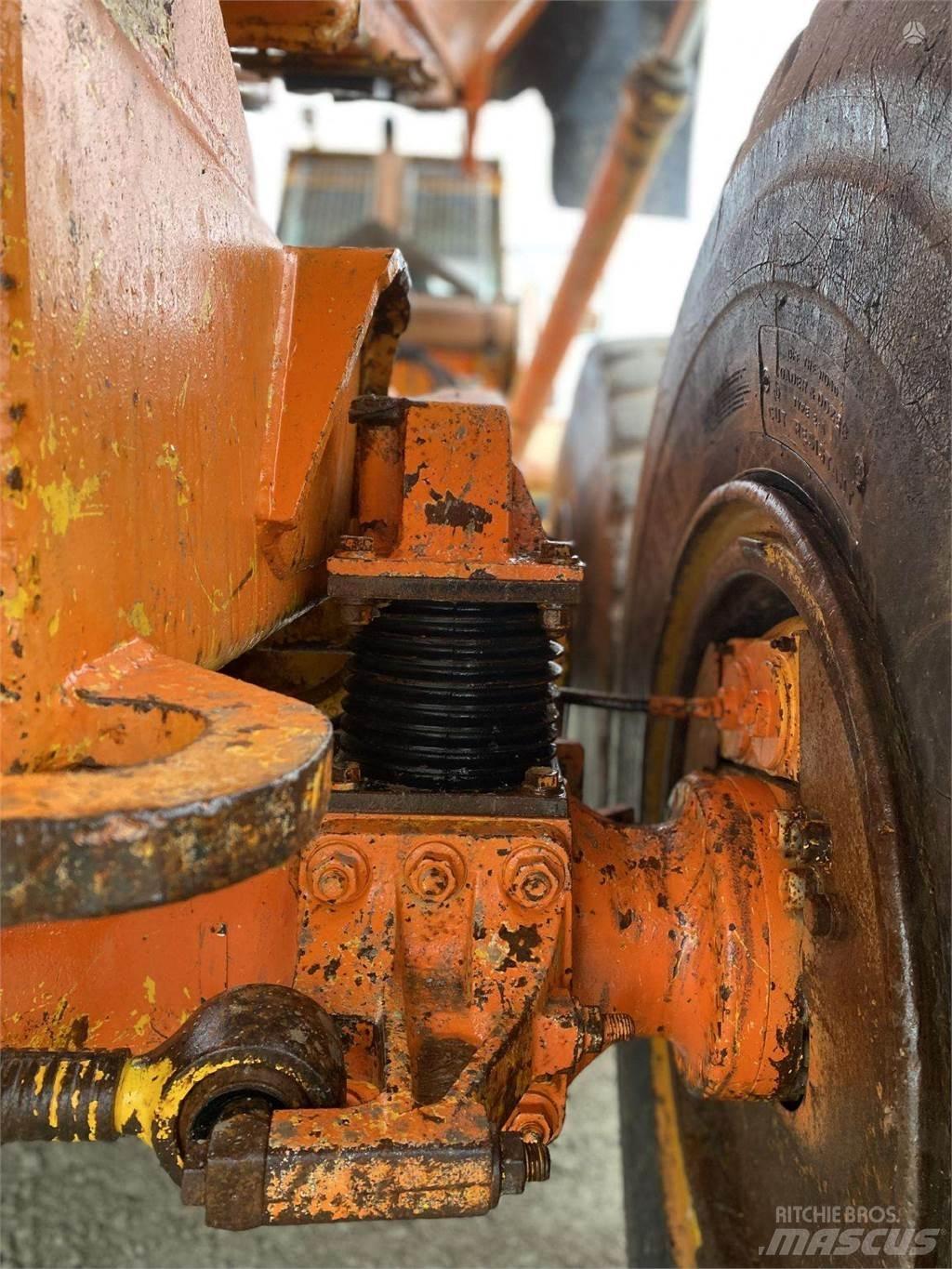 Volvo A25C , Nr.1 Kloubové dempry