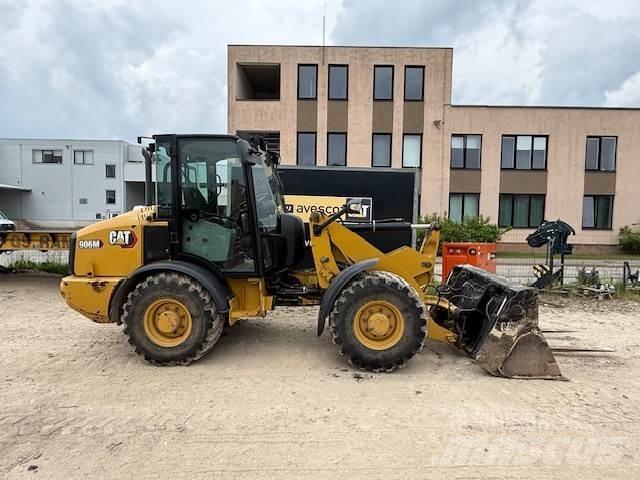 CAT 906 Kolové nakladače