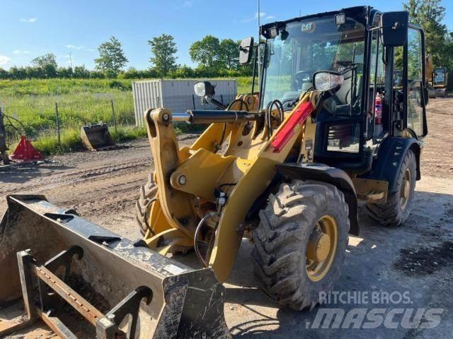 CAT 906 Kolové nakladače