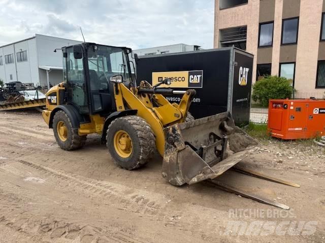 CAT 906M Kolové nakladače