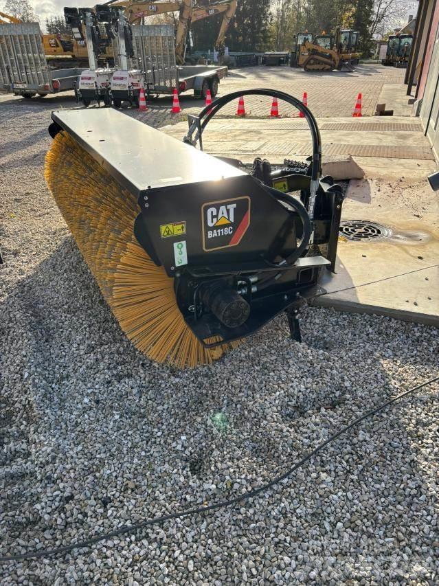 CAT Broom BA118C Smykem řízené nakladače