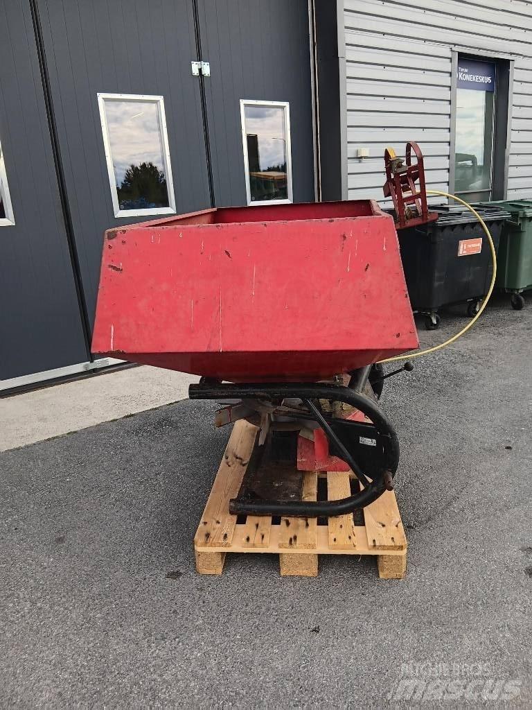 YLÖ Viska 800 Rozmetadlo minerálních hnojiv