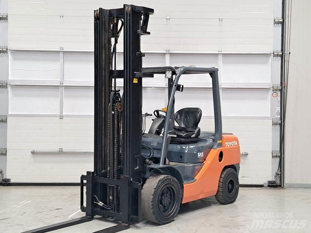 Toyota 02-8FDF30 Dieselové vozíky