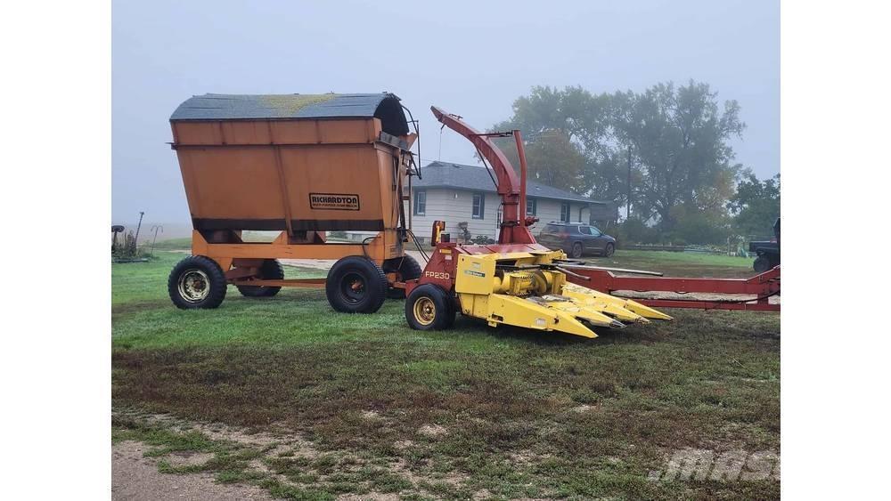 New Holland FP230 Sklízecí řezačka