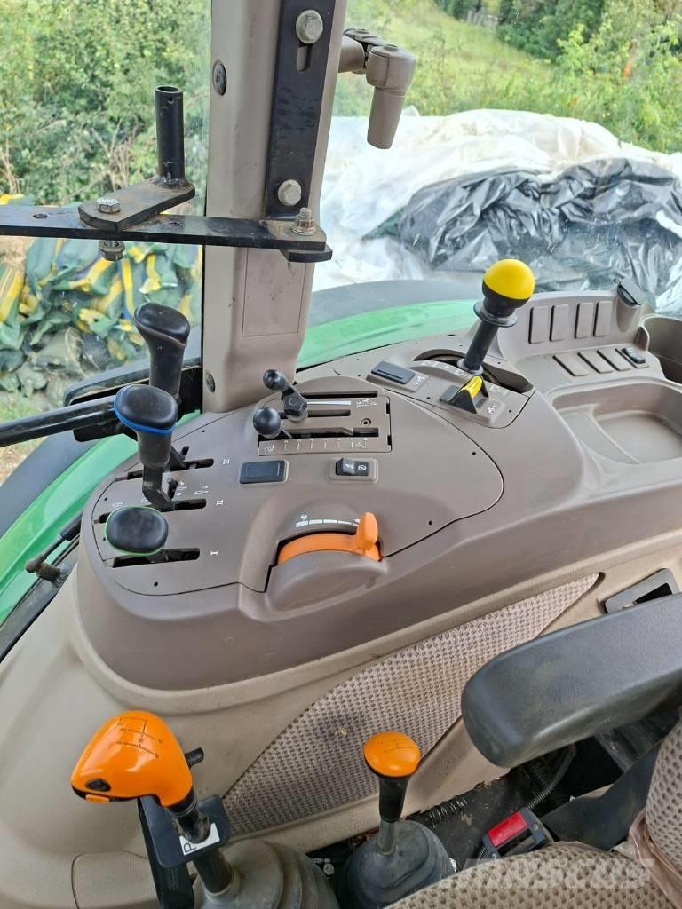 John Deere 5115M Traktory