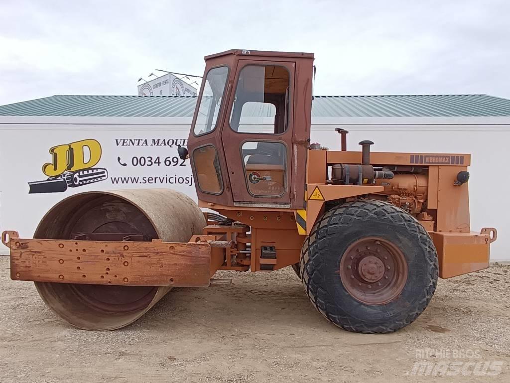 CASE W 1102 Půdní kompaktory