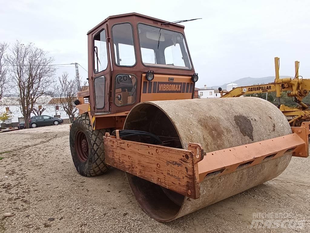 CASE W 1102 Půdní kompaktory