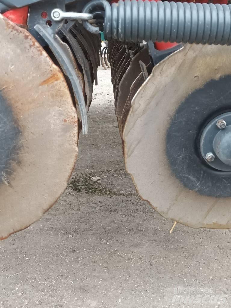 Tume Titaan 3000 Kombinované secí stroje