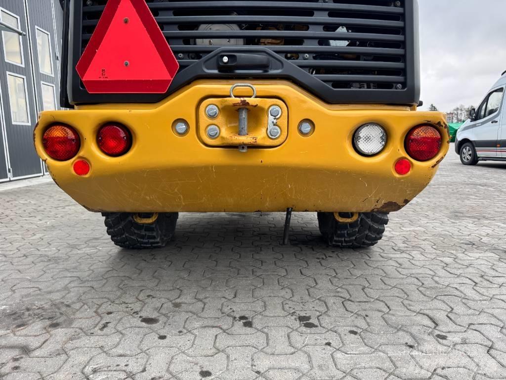 CAT 906M 35 km/h Kolové nakladače