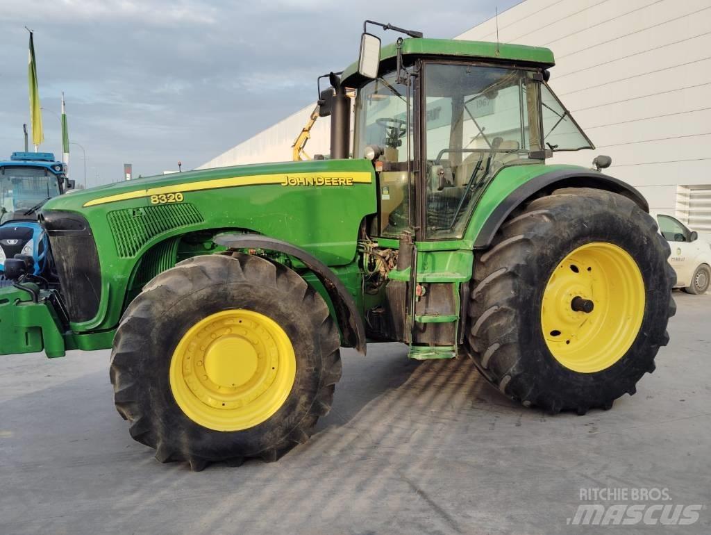 John Deere 8320 Traktory