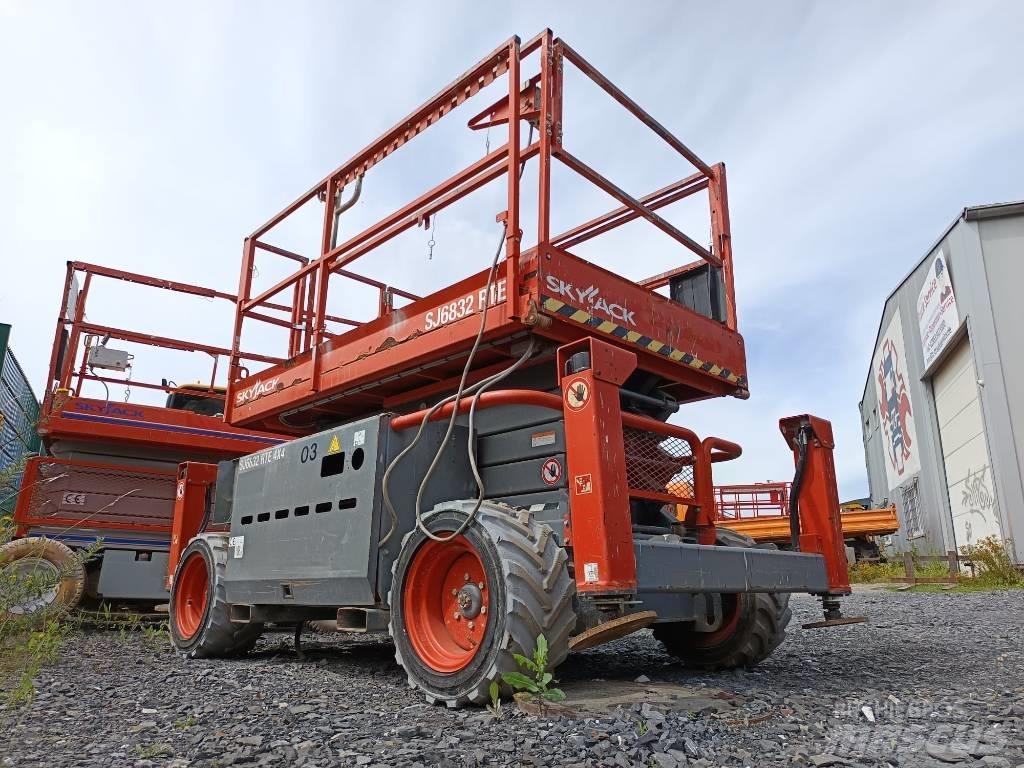 SkyJack SJ 6832 RTE Nůžková zvedací plošina