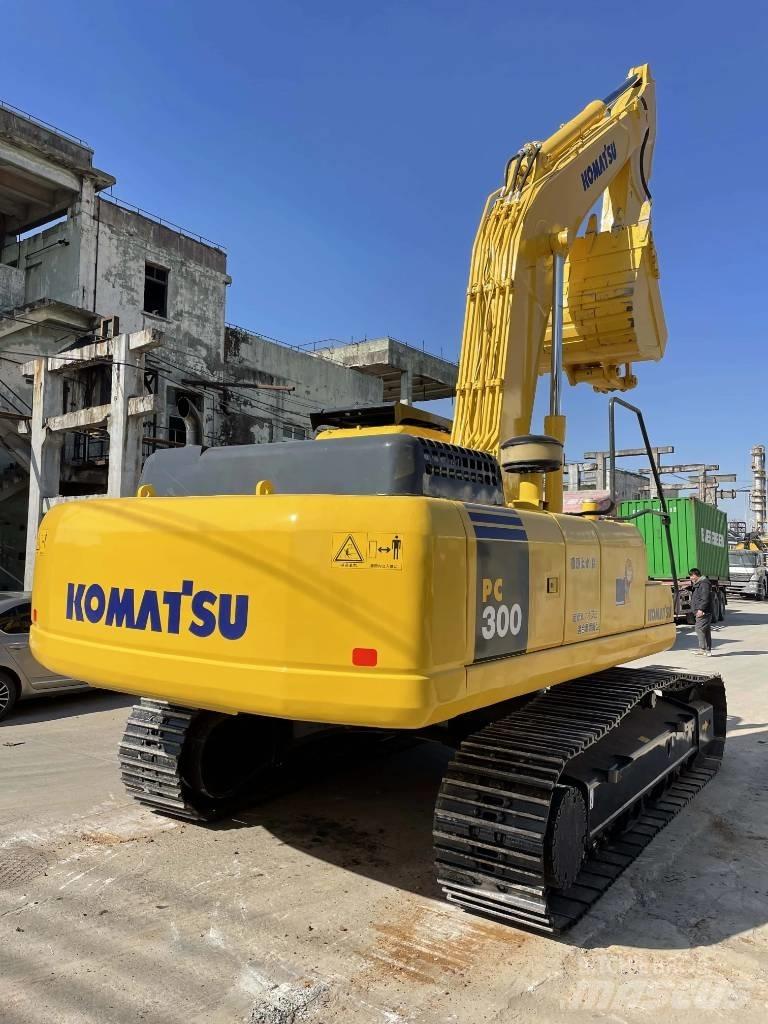 Komatsu PC300-7 Pásová rýpadla
