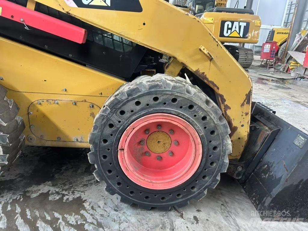 CAT 246 C Smykem řízené nakladače