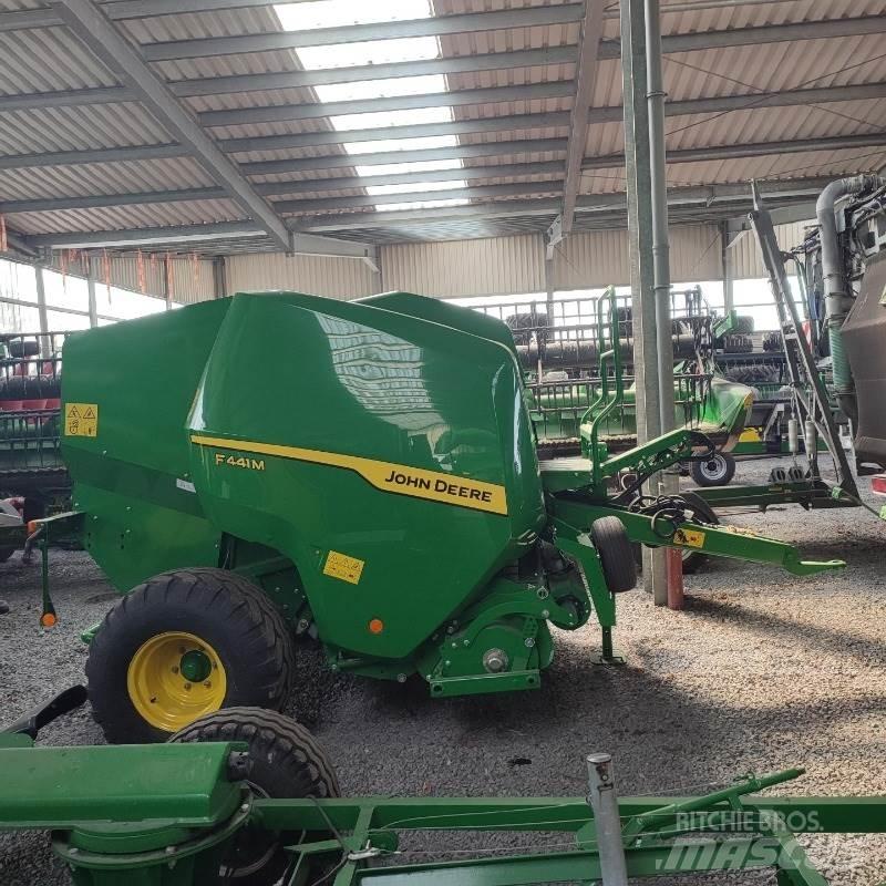 John Deere F441M Lis na válcové balíky