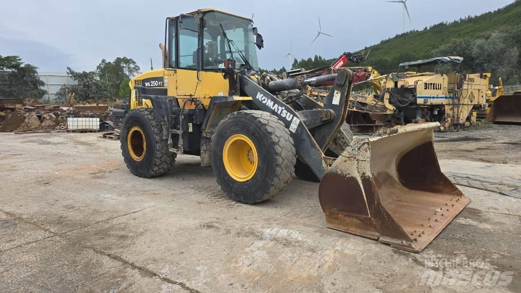 Komatsu WA 250 Kolové nakladače
